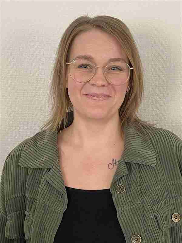 Patricia Weinel, ny koordinator inom personlig assistans på Kurera Omsorg, ler mot kameran i en ljus kontorsmiljö.