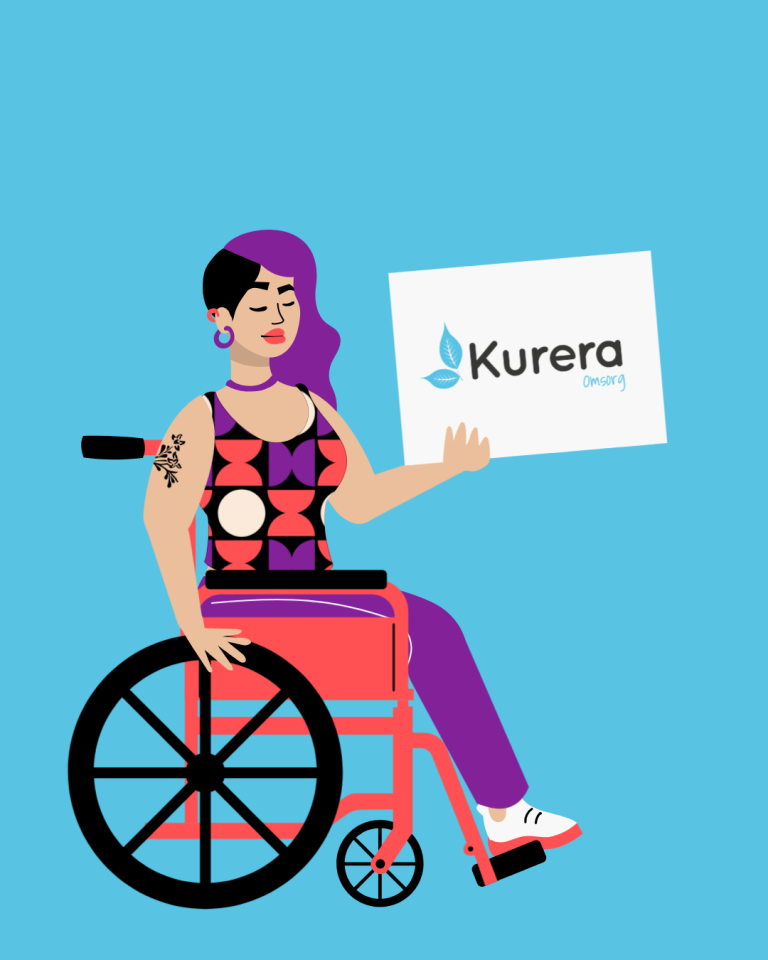 Kvinna i rullstol håller skylt med Kurera Omsorgs logotyp – personlig assistans vid funktionsnedsättning.