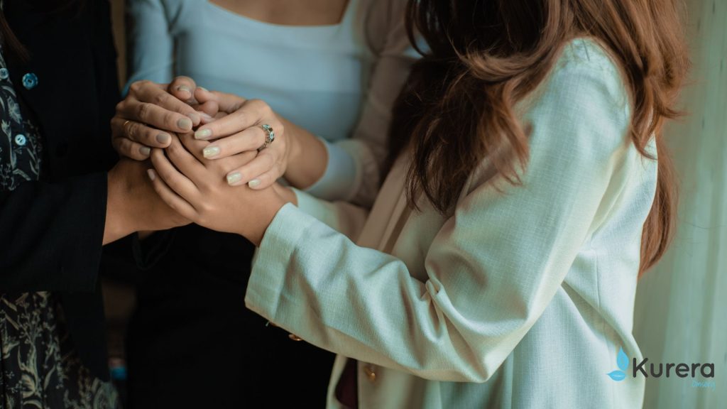 Familjehem och jourhem, kvinnor som håller hand och ger stöd till varandra