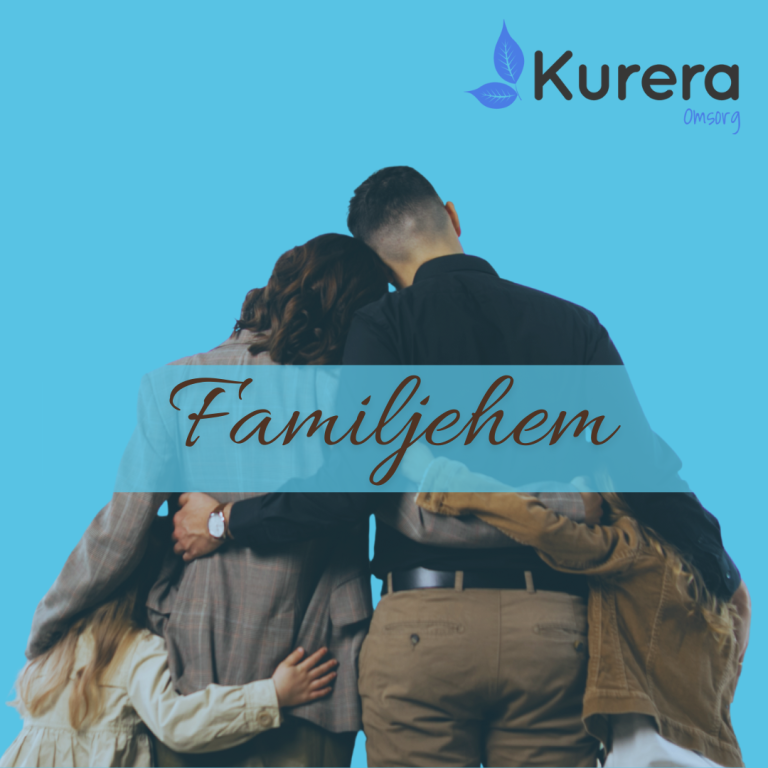 En familj står tillsammans med armarna om varandra, visade bakifrån mot ljusblå bakgrund. Ovanför syns Kurera Omsorgs logotyp och texten ”Familjehem”.