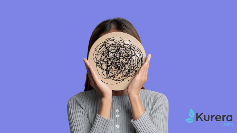 En kvinna håller upp en rund träskiva med kaotiska svarta klotter framför ansiktet, symboliserande psykisk ohälsa eller förvirring, mot en lila bakgrund med Kurera Omsorgs logotyp i nedre högra hörnet.